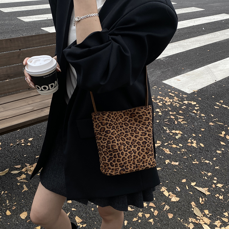 LEFTSIDE Design PU suede Leopa - Bucket Bag Suede 리뷰 및 가격