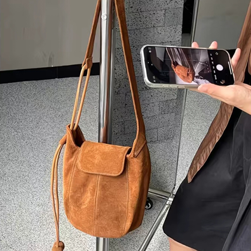 Frosted Suede Bucket Bag Pumpk - Bucket Bag Suede 리뷰 및 가격